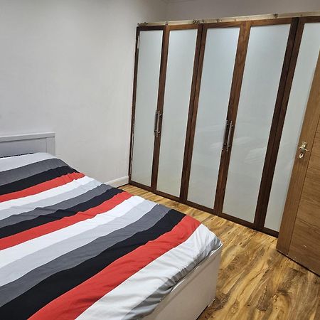 2 Bedroom Flat - Travel Direct To Heathrow/Central ロンドン エクステリア 写真